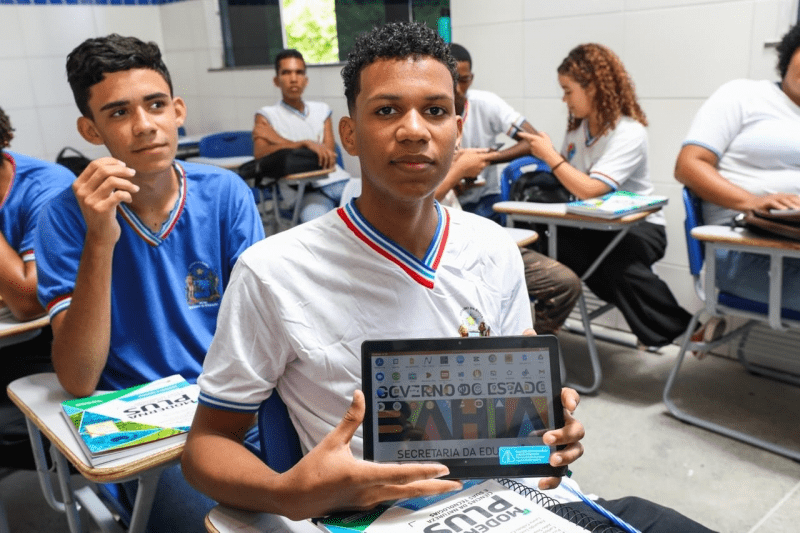 Secretaria de Educação do Estado entregou 148.804 tablets a estudantes do 2º ano do Ensino Médio de toda Bahia.