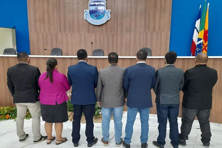 Vereadores viram as costas em repúdio ao prefeito, 'ele se alimenta de corrupção e arrota honestidade'