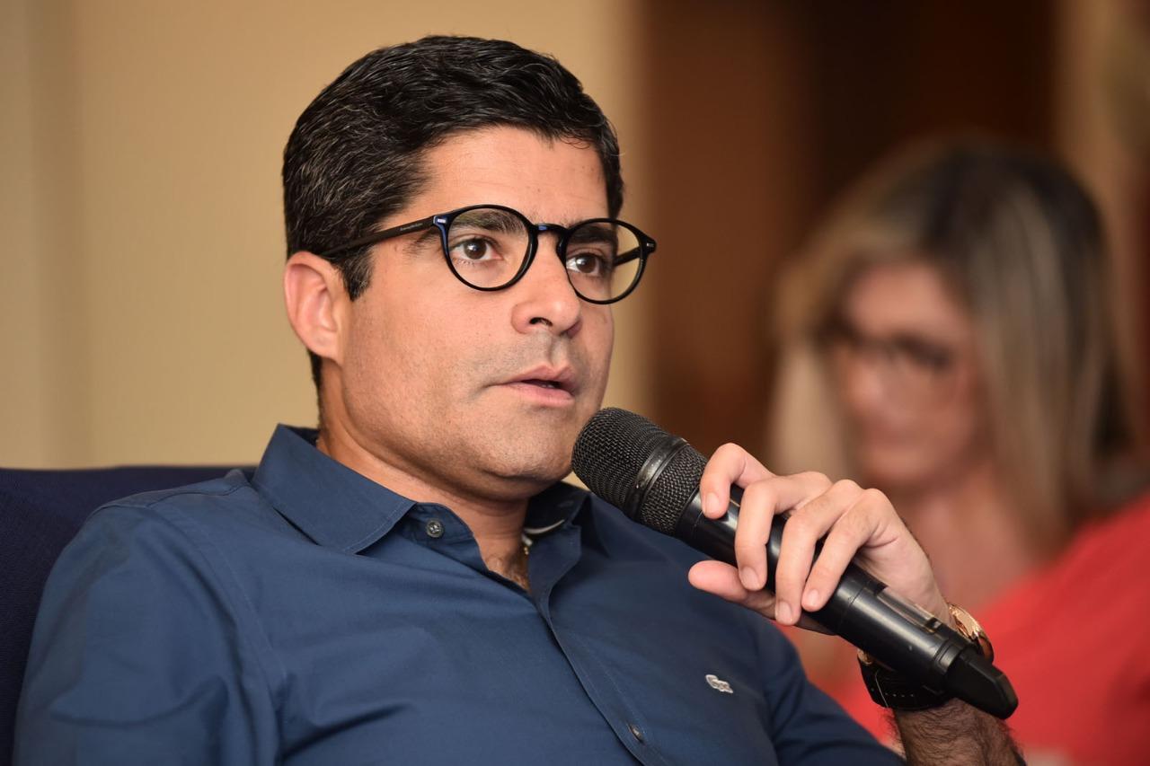 ACM NETO NÃO COMPARECE EM ATO REALIZADO POR ELMAR