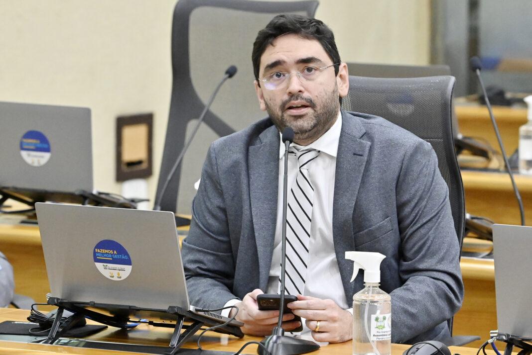 Adjuto tenta liminar para deixar MDB antes do dia 6