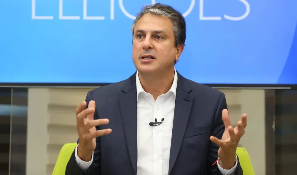 Camilo Santana é recebido com protesto de servidores