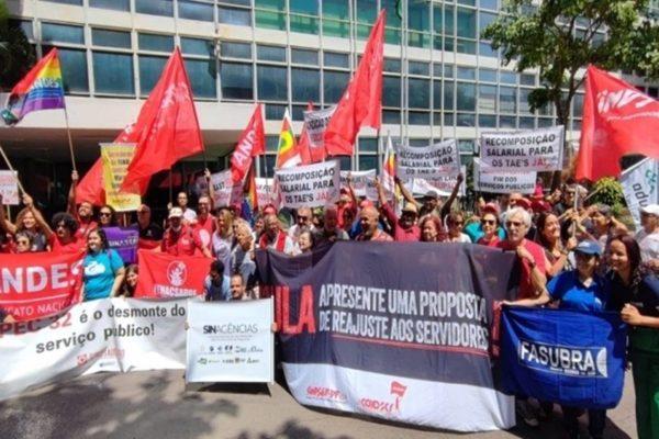 Com paralisação marcada para 4ª, servidores pedem reajuste de auxílios.