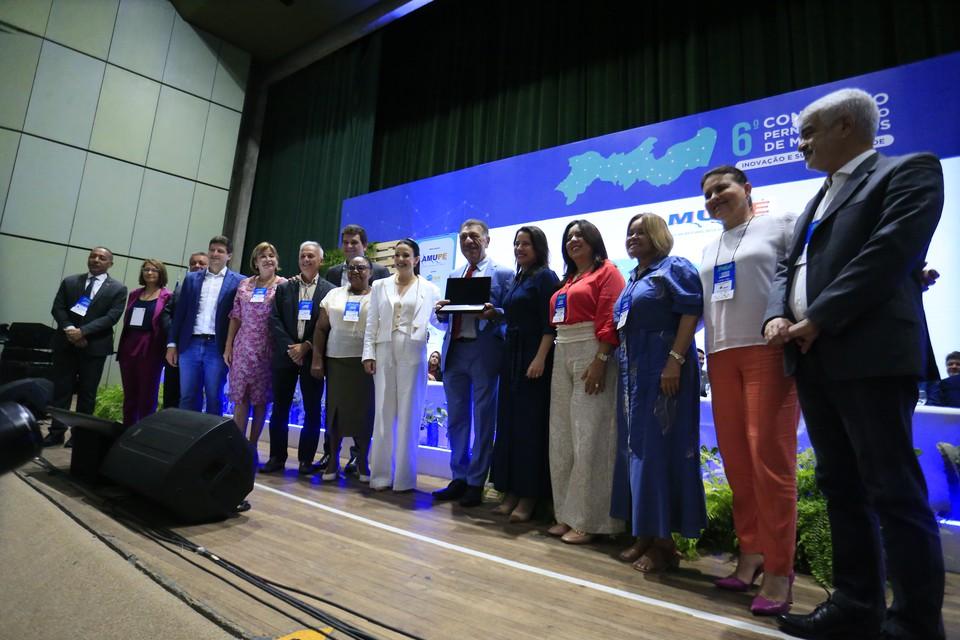 Congresso Pernambucano de Municípios recebe Caco Barcellos como palestrante