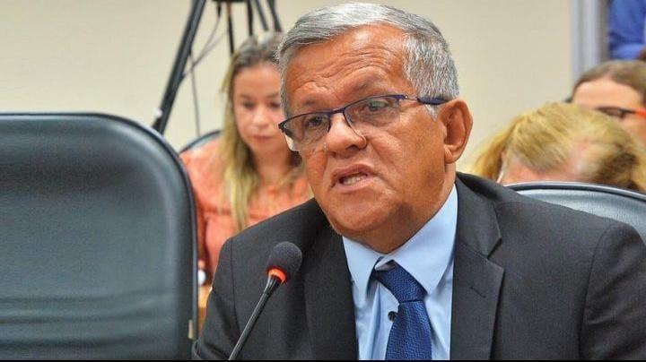Deputado estadual move ação judicial contra prefeito de Brumado após acusações.