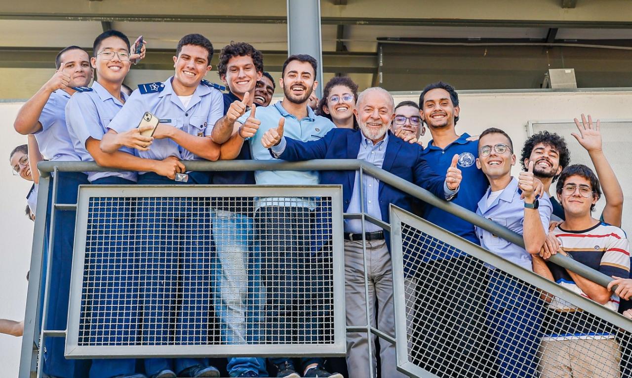 'Esse país só vai melhorar quando as pessoas mais humildes voltarem a andar de avião', diz Lula durante visita ao ITA e à Embraer