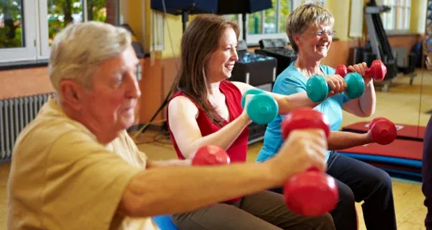 Estudo sugere que malhar à noite pode ser mais benéfico para a saúde cardiovascular.