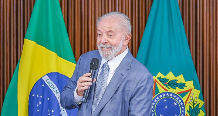 ”Fé no Brasil”: Novo slogan do governo Lula busca aproximação com religiosos após queda de popularidade.