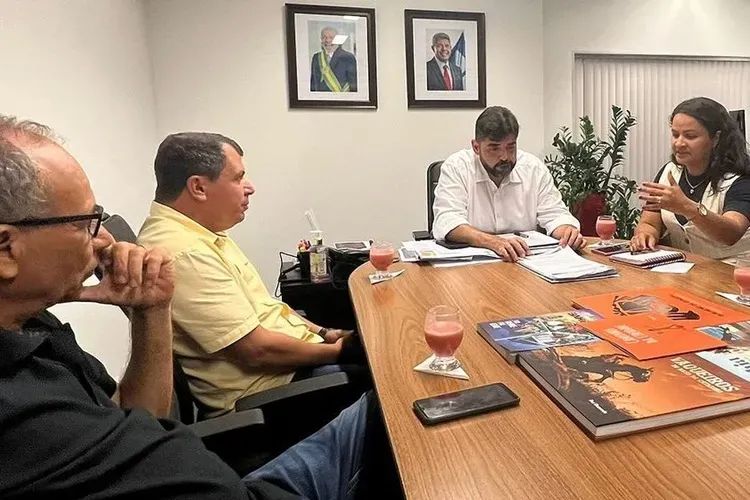 Governo estadual apoia desenvolvimento de Ibiassucê: Prefeito Nando recebe suporte em agenda em Salvador.