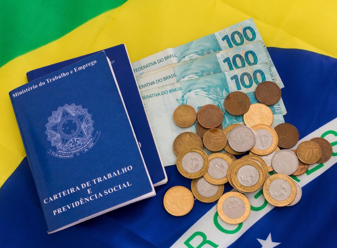 Governo propõe salário mínimo de R$ 1.502 em 2025.
