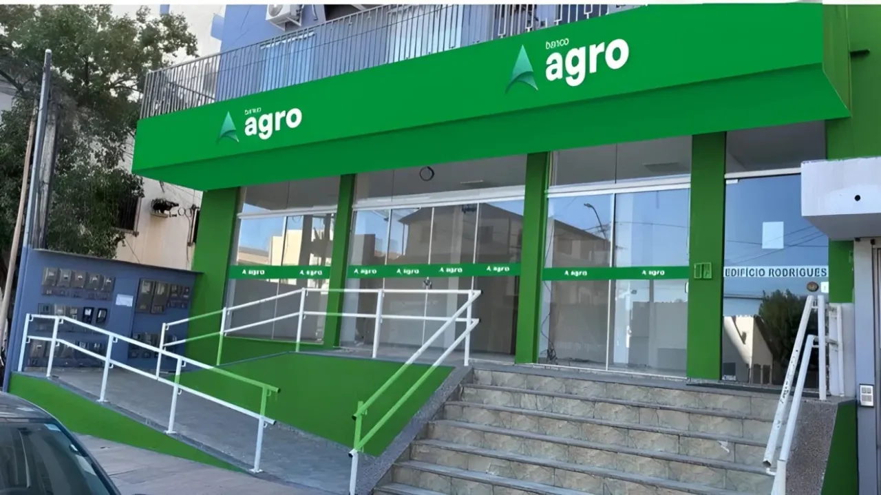 Homem cria banco falso na Bahia e é acusado de roubar milhões.