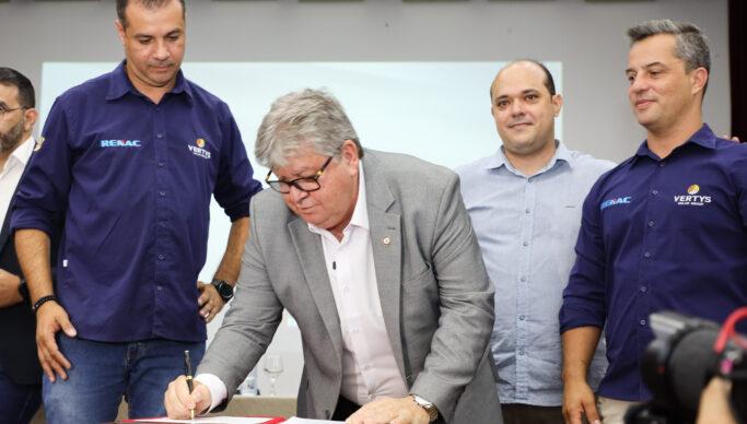 João Azevêdo garante investimentos de R$ 100 milhões e geração de 500 empregos com instalação de mais dois empreendimentos em Campina Grande