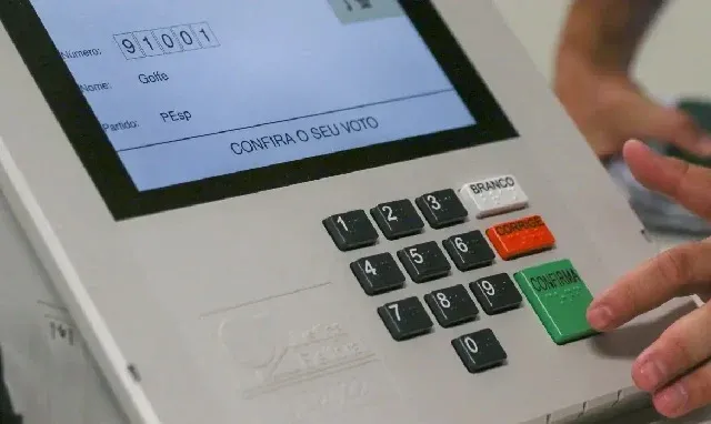 Jovens de 16 a 18 anos podem tirar 1º título de eleitor até 8 de maio.