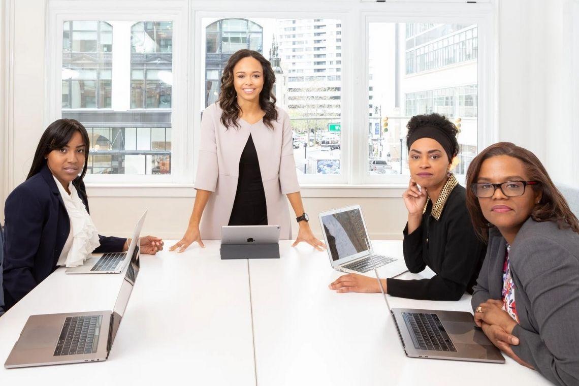 Mulheres em cargos de liderança no Ceará ganham cerca de 30% a menos que os homens