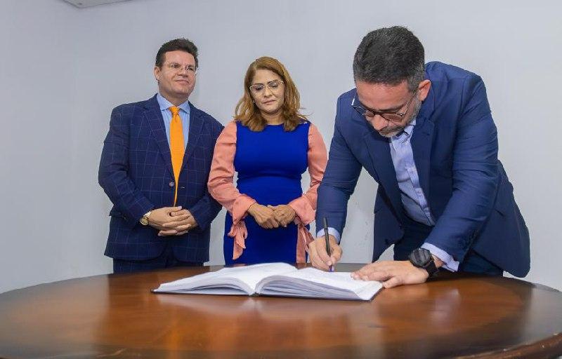 PAULO EMPOSSA CLAUDIA BALBINO COMO SECRETÁRIA DO TRABALHO.