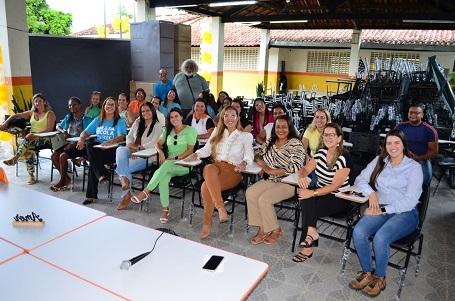 Prefeita Monalisa participa da entrega do novo mobiliário das escolas municipais