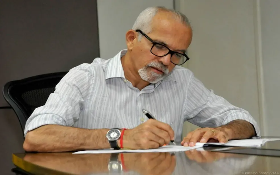 Prefeito de Aracaju faz entrega de licitação ao TCE e TJSE