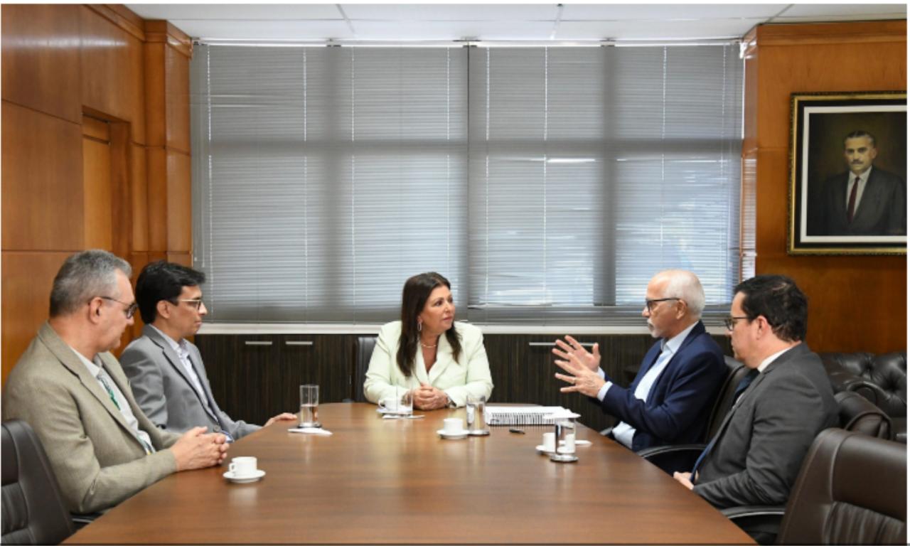 Prefeito faz entrega de licitação ao TCE e TJSE