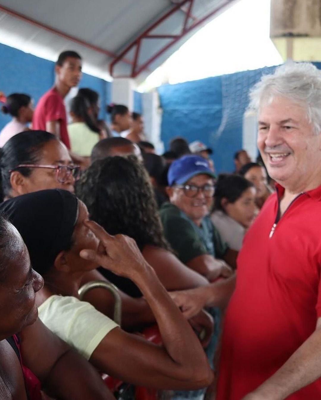 Substituição do peixe por frango nas cestas causa polêmica em Ubaitaba.