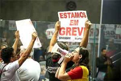 Vereadores massacram professores ao aceitarem veto do prefeito.