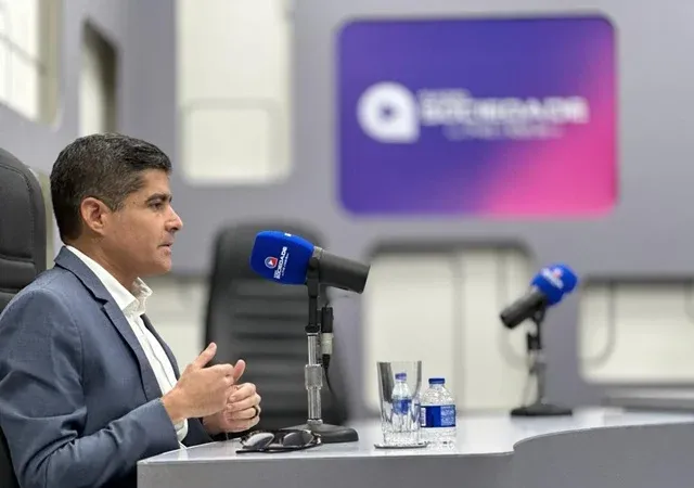 ACM agora se comporta como crítico e analista especializado no governo Jerônimo e alfineta..