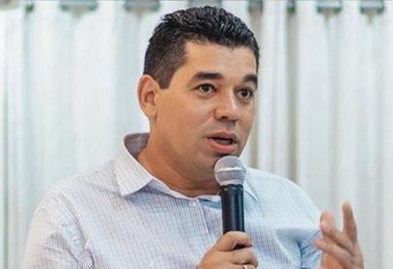 Pré-candidatura a prefeito em Simões Filho ganha destaque.