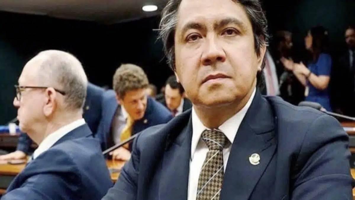 Senador gasta com gasolina o suficiente para dar 5 voltas na Terra.