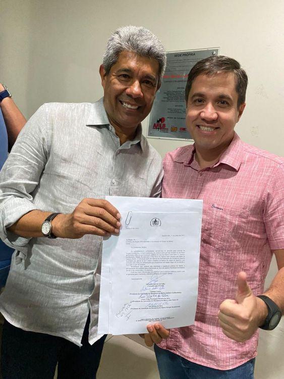 Vereador Dr. Salvador elogia ações do governo estadual em Juazeiro e critica gestão municipal.