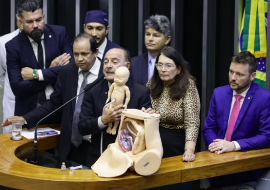 Aborto, drogas: Congresso avança em pauta de costume; governo silencia.