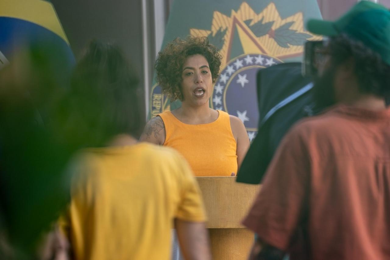 Anitta faz alerta sobre PEC 9 e repercute fala da deputada Talíria Petrone sobre o tema.