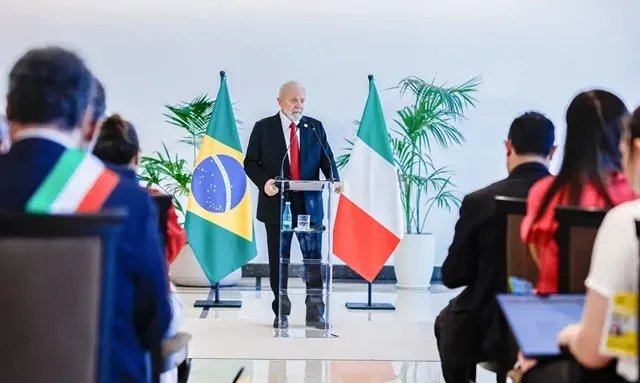 Lula diz que pode tentar a reeleição 'para evitar que trogloditas voltem a governar' o país