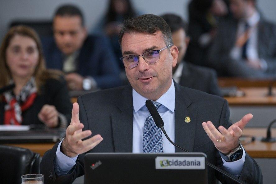 O senador Flávio Bolsonaro (PL-RJ) declarou que o “Brasil terá mais vendedor de maconha do que de Avon”