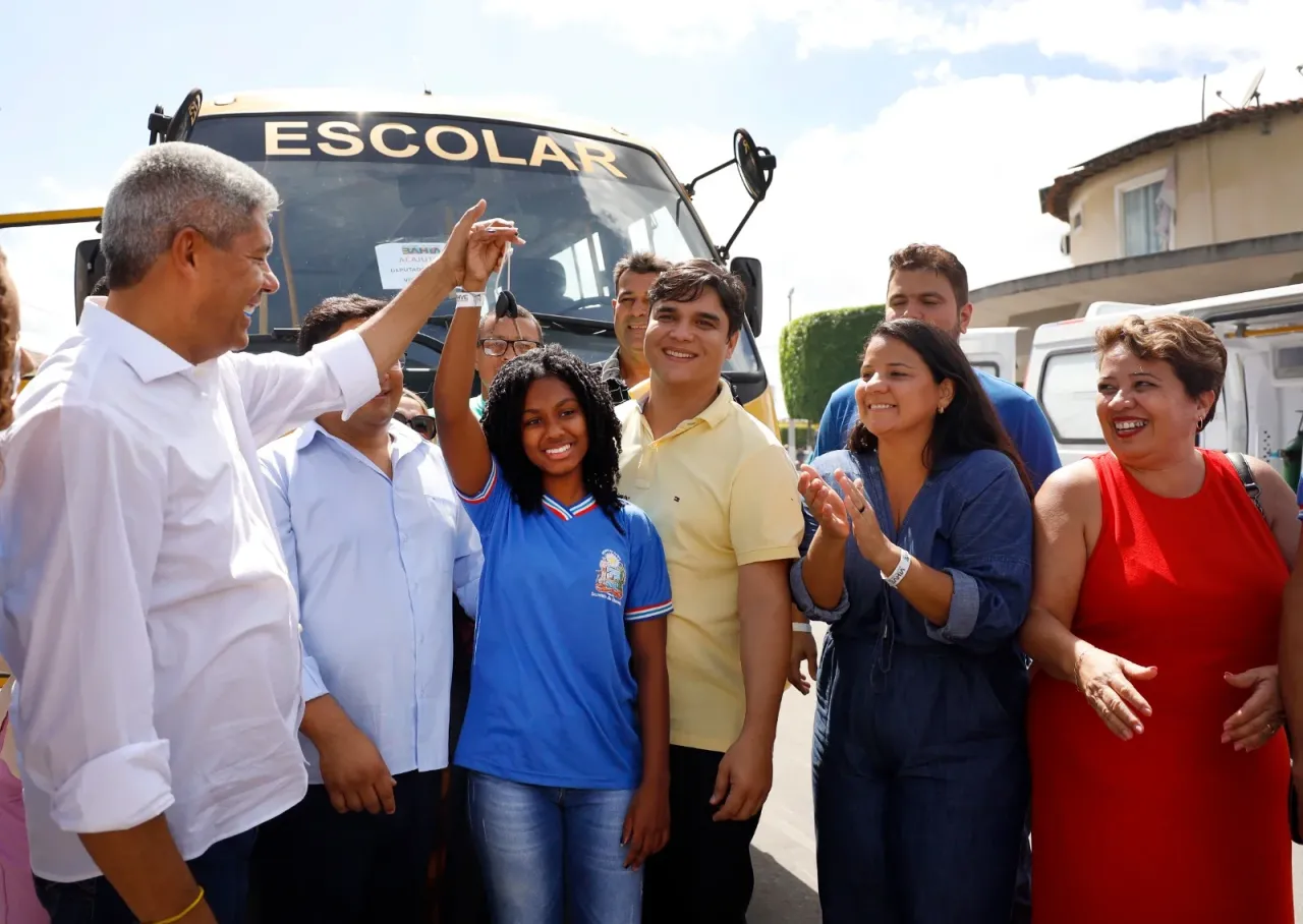 Governador Jerônimo Rodrigues entrega infraestrutura e educação em Acajutiba - BA.