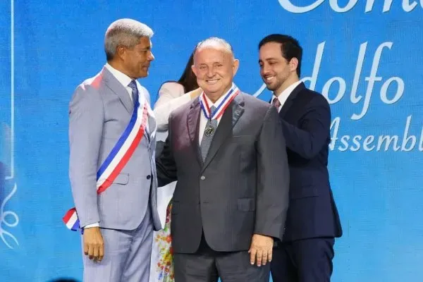 Presidente da Assembleia, Adolfo Menezes recebe Medalha da Ordem Dois de Julho no grau de Comendador