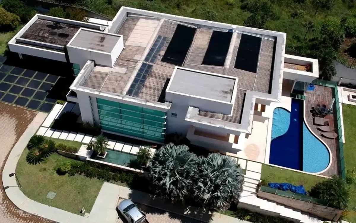 Senador Flávio Bolsonaro quita mansão em Brasília com seis pagamentos de R$ 3,4 milhões