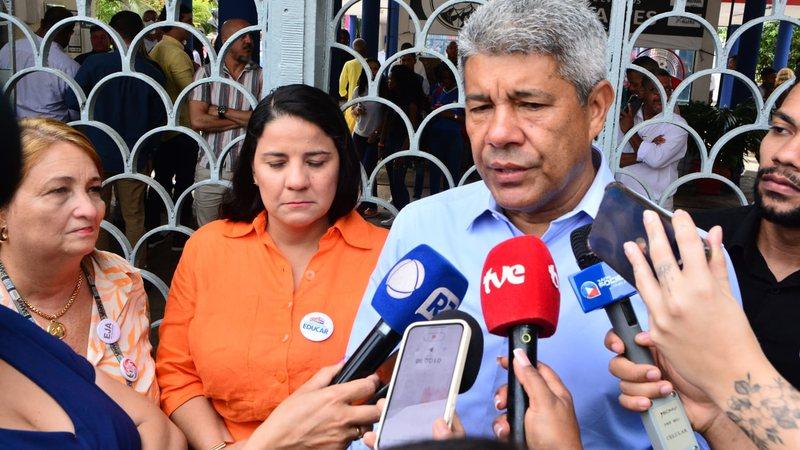 Jerônimo Rodrigues destaca crescimento do IDEB na Bahia e critica queda em Salvador.