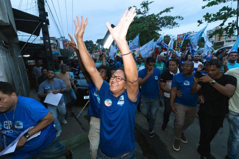 Prefeito Augusto Castro realiza caminha com moradores do Banco Raso e garante investimentos