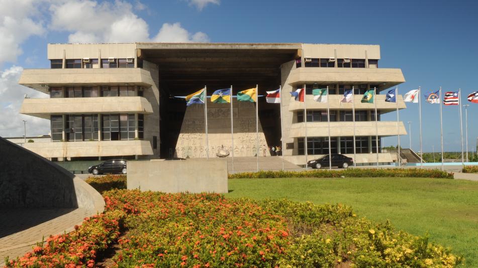 Presidência da Assembleia Legislativa da Bahia: Adolfo Menezes busca reeleição em meio a desafios jurídicos.