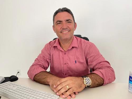 Candidato a Prefeito Juca e vice Alex invadem rádio para tumultuar entrevista de adversários