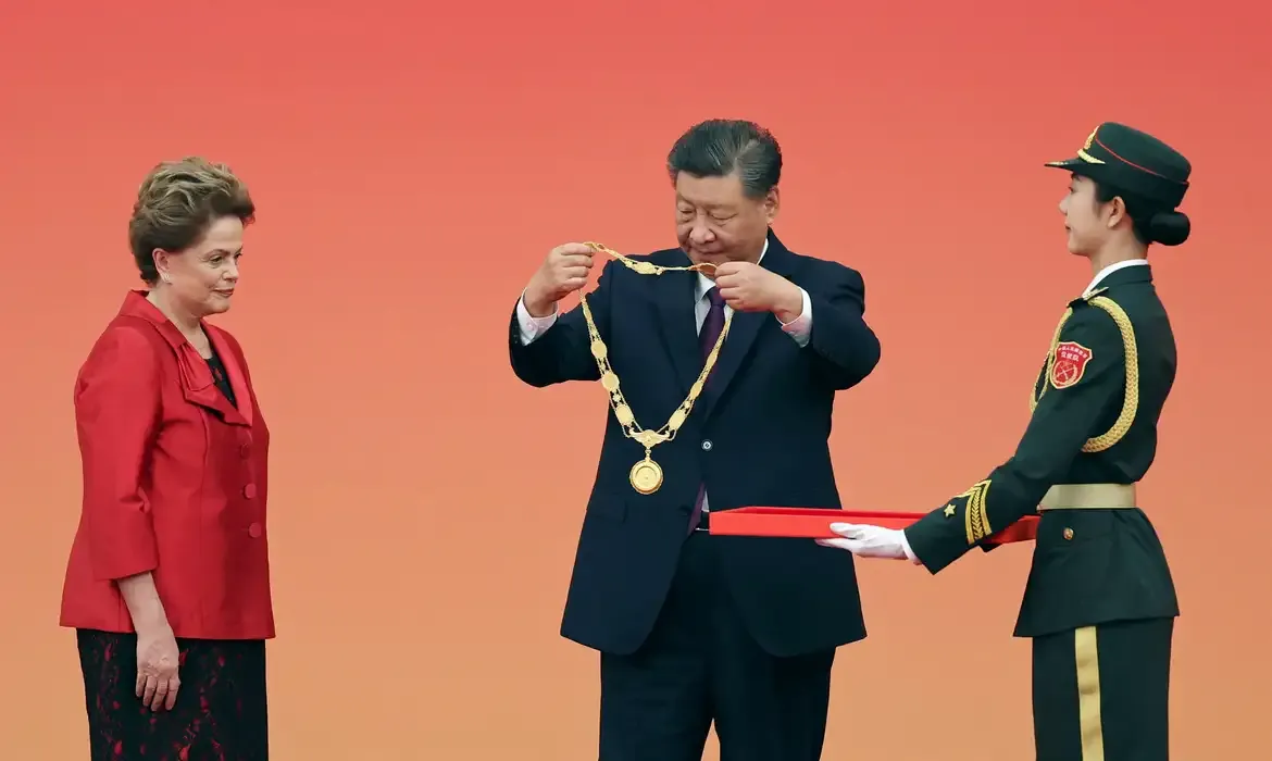 Dilma Rousseff recebe medalha da amizade da China em reconhecimento às suas contribuições.