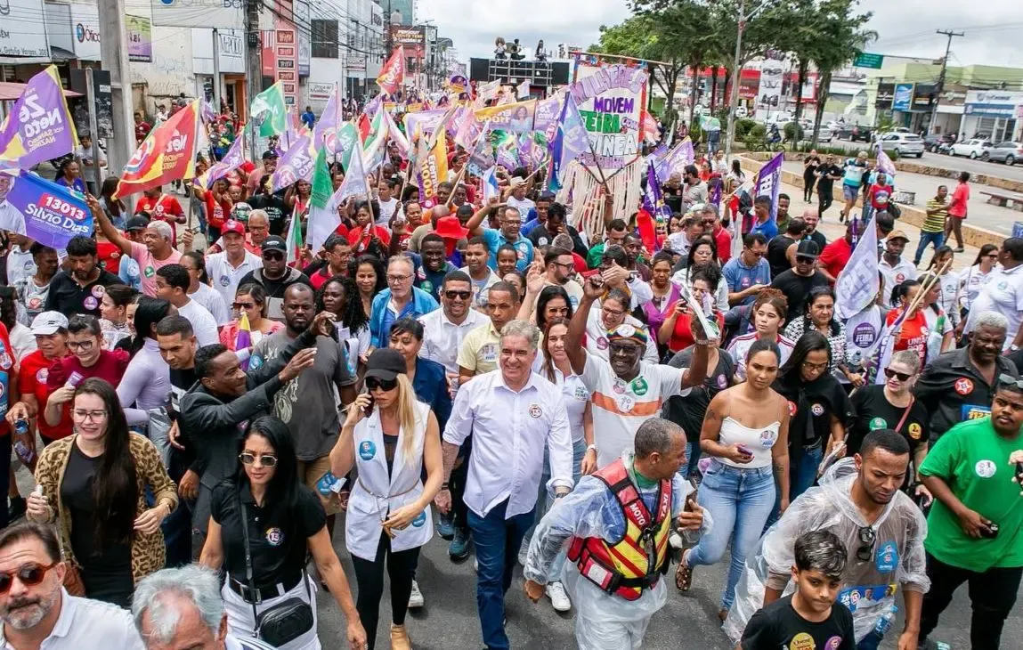 Em caminhada pelo centro de Feira, Zé Neto garante colocar sistema de transporte para funcionar