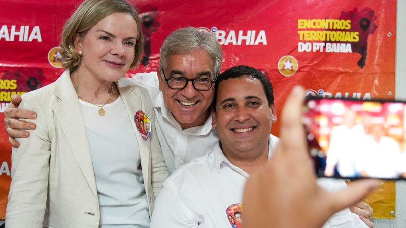 Gleisi Hoffmann chega à Bahia para fortalecer candidaturas do PT na reta final da campanha.
