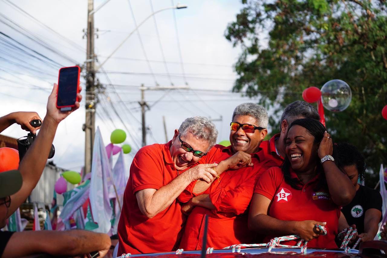 Líderes políticos reúnem 25 mil pessoas em caminhada de apoio a Luiz Caetano em Camaçari.