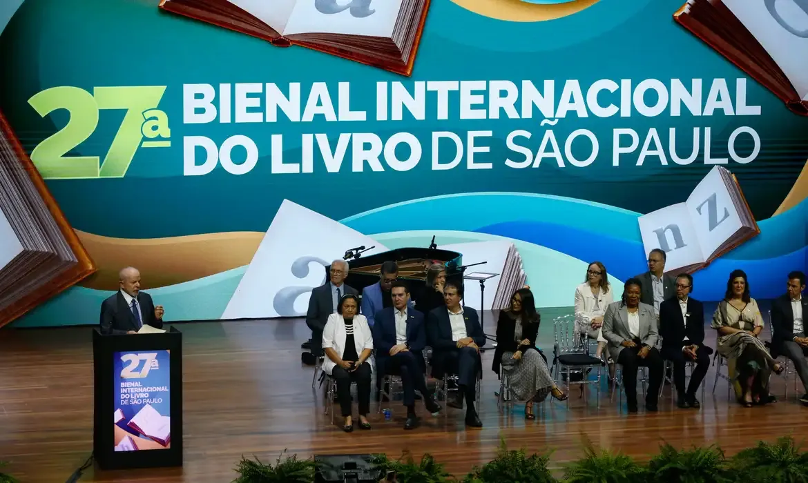 Lula assina decreto para regulamentar Política Nacional de Leitura e Escrita em abertura da Bienal do Livro.