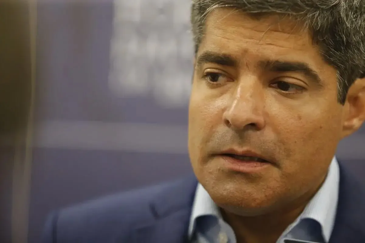 Justiça Eleitoral condena ACM Neto por fake news em Camaçari.