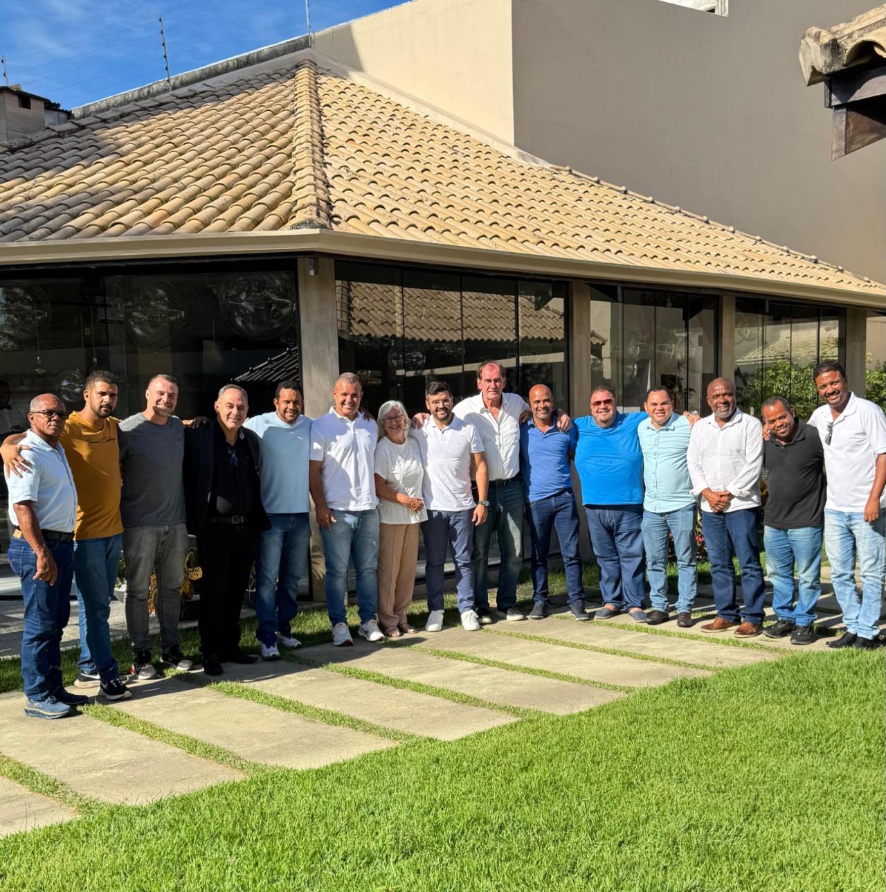 Prefeito eleito Valderico Júnior discute projetos para a cidade em almoço com vereadores