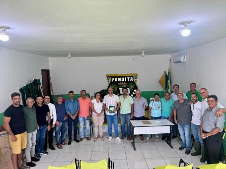 Prefeito Léo da Capoeira se reúne com produtores rurais para discutir melhorias no setor rural