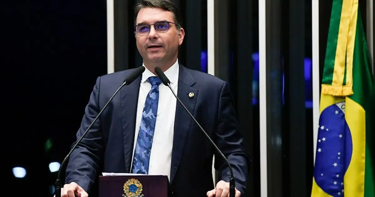 Emendas de Flávio Bolsonaro financiam empresa investigada por suspeita de corrupção na Marinha.