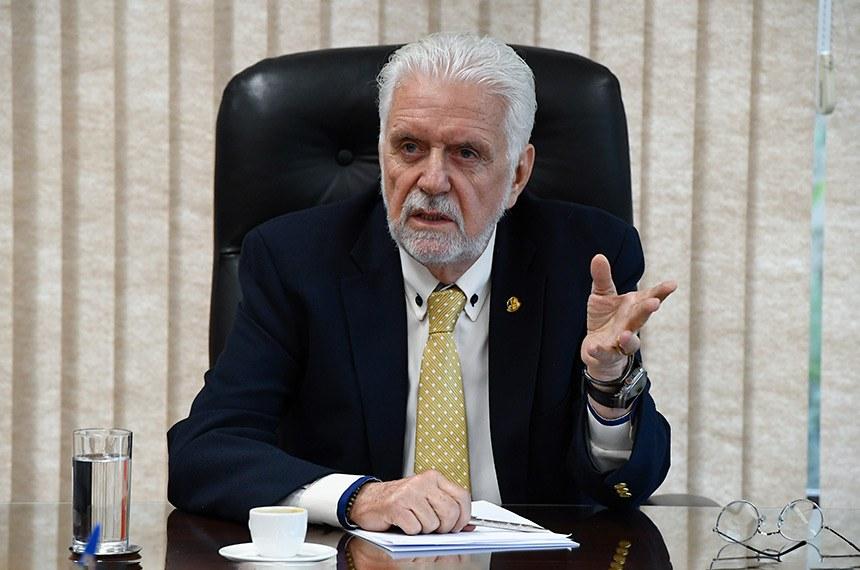 Jaques Wagner defende retorno de senadores ministros para reforçar base governista.