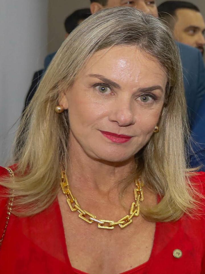 Ivana Bastos assume presidência da AL-BA e se consolida como liderança política na Bahia.