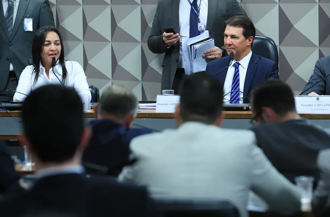 Arthur Maia é cotado para liderança do União Brasil na Câmara após saída de Pedro Lucas.